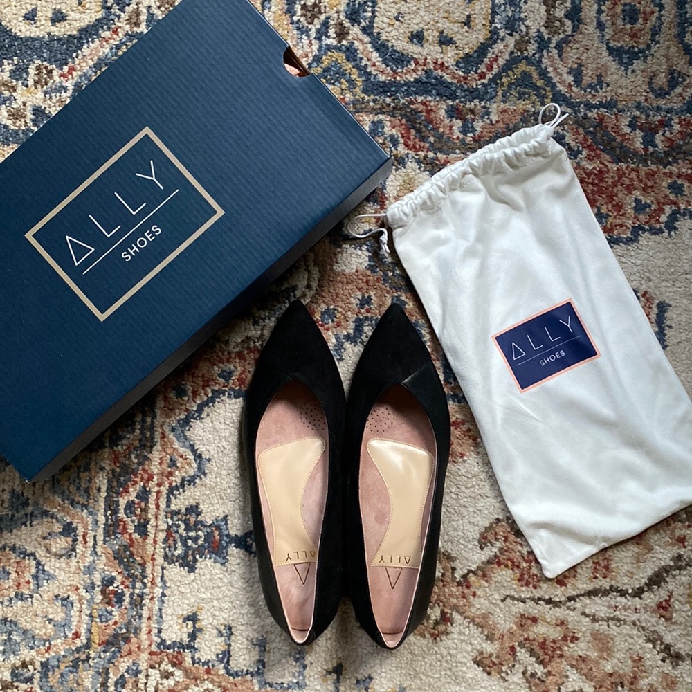 Ally Shoes leather suede flats. Size 6.5. Boutique!